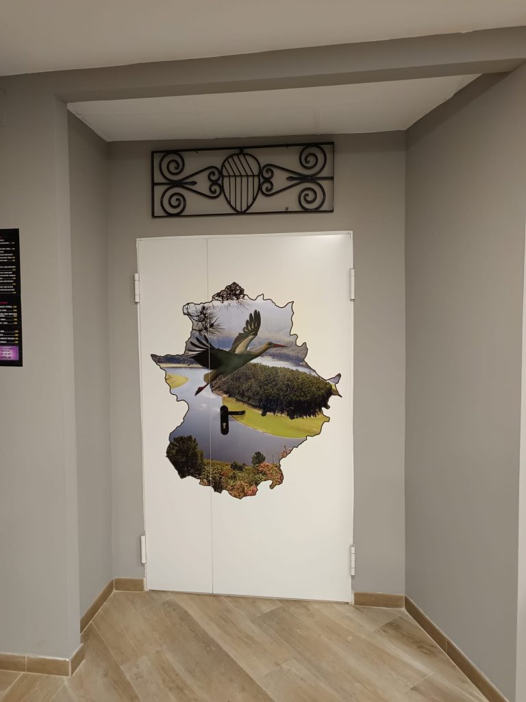 Puerta de acceso al Centro Extremeño